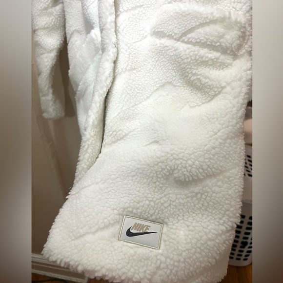 Nike Women’s Loose Fit Sherpa White Coat - Picture 8 of 16